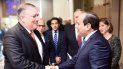 El presidente egipcio, Abdelfatah al Sisi (d), saluda al secretario de Estado estadounidense, Mike Pompeo (i), durante su reunión en El Cairo, Egipto, hoy, 10 de enero de 2019. El presidente egipcio, Abdelfatah al Sisi (d), saluda al secretario de Estado estadounidense, Mike Pompeo (i), durante su reunión en El Cairo, Egipto, hoy, 10 de enero de 2019.
