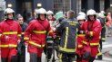 Bomberos y paramédicos trasladan a una de las personas heridas tras la explosión producida por un escape de gas en una panadería del distrito IX de París. Bomberos y paramédicos trasladan a una de las personas heridas tras la explosión producida por un escape de gas en una panadería del distrito IX de París.
