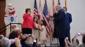 La representante federal por el distrito 27, Donna Shalala, se juramentó este domingo en la Universidad de Miami, institución que dirigió por más de una década. La representante federal por el distrito 27, Donna Shalala, se juramentó este domingo en la Universidad de Miami, institución que dirigió por más de una década.