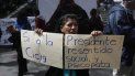 Una mujer protesta contra el presidente de Guatemala, Jimmy Morales, frente al Palacio Nacional de la Cultura, en Ciudad de Guatemala. Una mujer protesta contra el presidente de Guatemala, Jimmy Morales, frente al Palacio Nacional de la Cultura, en Ciudad de Guatemala.