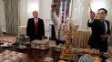 El presidente de los Estados Unidos, Donald J. Trump, presenta la comida rápida que se sirve a los Tigres de Clemson, que visitarán la Casa Blanca para celebrar su campeonato nacional de fútbol americano universitario. El presidente de los Estados Unidos, Donald J. Trump, presenta la comida rápida que se sirve a los Tigres de Clemson, que visitarán la Casa Blanca para celebrar su campeonato nacional de fútbol americano universitario.