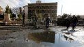 Varios agentes de policía inspeccionan el lugar de un atentado en Siria. Varios agentes de policía inspeccionan el lugar de un atentado en Siria.