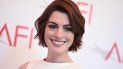 Hathaway será la encargada de asumir el papel encarnado por Houston en la cinta original. Hathaway será la encargada de asumir el papel encarnado por Houston en la cinta original.