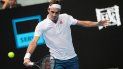 Federer, quien cuenta con seis títulos en Melbourne, cumplió en su segunda puesta en escena frente al británico Daniel Evans, al vencer por 7-6(5), 7-6(3) y 6-3, pero sufrió más de lo esperado en las dos primeras mangas ante un jugador procedente de la previa. Federer, quien cuenta con seis títulos en Melbourne, cumplió en su segunda puesta en escena frente al británico Daniel Evans, al vencer por 7-6(5), 7-6(3) y 6-3, pero sufrió más de lo esperado en las dos primeras mangas ante un jugador procedente de la previa.
