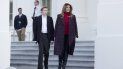 La primera dama estadounidense, Melania Trump (d), acompañada de su hijo Barron Trump (i). La primera dama estadounidense, Melania Trump (d), acompañada de su hijo Barron Trump (i).
