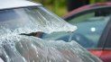 La escena abarcó alrededor de una milla a la redonda donde se veían los autos con ventanas rotas y destrozos en el interior. La escena abarcó alrededor de una milla a la redonda donde se veían los autos con ventanas rotas y destrozos en el interior.