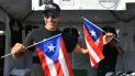 Johnny Lozada sostiene banderas de Puerto Rico. Johnny Lozada sostiene banderas de Puerto Rico.