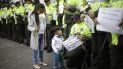 Niños reciben flores de parte de integrantes de la Policía de Colombia durante un homenaje a los cadetes muertos por la explosión del carro bomba contra la Escuela de la Policía General Santander. Niños reciben flores de parte de integrantes de la Policía de Colombia durante un homenaje a los cadetes muertos por la explosión del carro bomba contra la Escuela de la Policía General Santander.