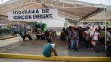 Migrantes hondureños que han decidido acogerse a la tarjeta humanitaria, esperan en el puente que cruza el río Suchiate para ingresar a México. Migrantes hondureños que han decidido acogerse a la tarjeta humanitaria, esperan en el puente que cruza el río Suchiate para ingresar a México.