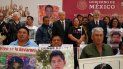 El presidente mexicano, Andrés Manuel López Obrador, junto a familiares de los 43 normalistas de Ayotzinapa desaparecidos en septiembre de 2014. El presidente mexicano, Andrés Manuel López Obrador, junto a familiares de los 43 normalistas de Ayotzinapa desaparecidos en septiembre de 2014.