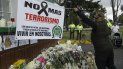 Un hombre extiende una pancarta durante un homenaje a los cadetes muertos por la explosión de un carro bomba el jueves 17 de enero de 2019 contra la Escuela de Cadetes de la Policía de Colombia en Bogotá. Un hombre extiende una pancarta durante un homenaje a los cadetes muertos por la explosión de un carro bomba el jueves 17 de enero de 2019 contra la Escuela de Cadetes de la Policía de Colombia en Bogotá.