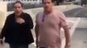 La imagen muestra al hombre armado que camina hacia los ciclistas que discutían con una mujer. La imagen muestra al hombre armado que camina hacia los ciclistas que discutían con una mujer.