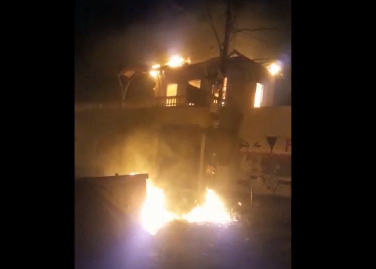 Captura de video del momento cuando un incendio consumÃ­a una edificaciÃ³n usada como Casa de la Juventud en memoria del asesinado diputado Robert Serra.Â 