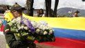 Un miembro de la Policía Nacional de Colombia sostiene una corona de rosas durante el velorio del cadete Juan Esteban Marulanda este lunes en la Escuela de Policía Carlos Holguín, en Medellín (Colombia). Un miembro de la Policía Nacional de Colombia sostiene una corona de rosas durante el velorio del cadete Juan Esteban Marulanda este lunes en la Escuela de Policía Carlos Holguín, en Medellín (Colombia).