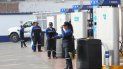 Empleados de gasolineras que se encuentran parcialmente con servicio normal, esperan el abasto de Pipas (camiones cisterna) cargadas con combustible, este viernes en Ciudad de México. Empleados de gasolineras que se encuentran parcialmente con servicio normal, esperan el abasto de Pipas (camiones cisterna) cargadas con combustible, este viernes en Ciudad de México.