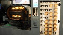 BreadBot es un robot que puede hornear 240 panes en una jornada laboral sin que apenas intervenga el hombe. Amasa, moldea y cocina.  