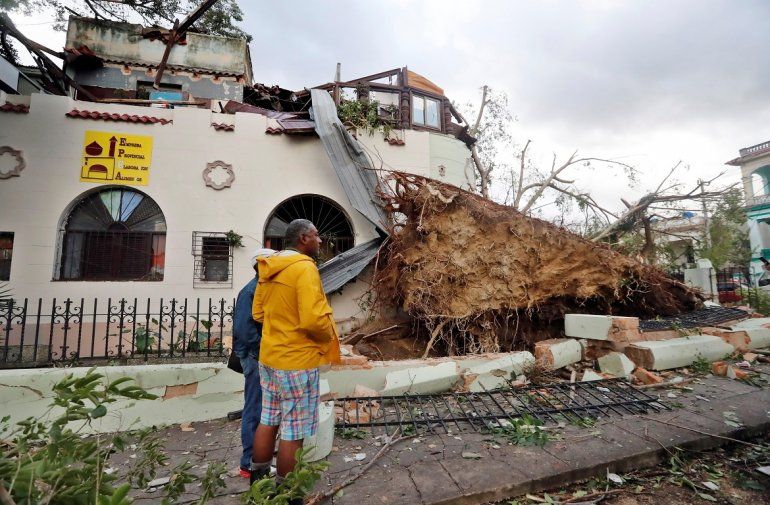 El Consejo de Ministros de Cuba se reunió este lunes para evaluar los graves daños causados por la tormenta y el tornado que anoche afectaron a varias zonas de La Habana dejando tres muertos y más de 170 heridos.