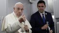 El papa Francisco (i) junto al portavoz del Vaticano, Alessandro Gisotti, responde a las preguntas de los periodistas durante un vuelo este domingo desde Panamá a Ciudad del Vaticano. El papa Francisco (i) junto al portavoz del Vaticano, Alessandro Gisotti, responde a las preguntas de los periodistas durante un vuelo este domingo desde Panamá a Ciudad del Vaticano.