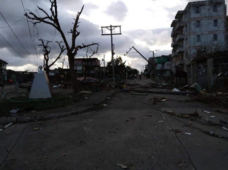 Aún existe el riesgo de que algos postes de electricidad se caigan en la vía.