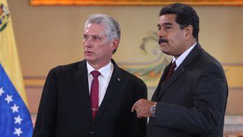 El designado gobernante de Cuba, Miguel Díaz-Canel (i), y su homólogo venezolano, Nicolás Maduro, durante la visita del primero a Caracas en mayo de 2018.