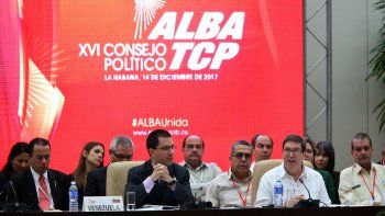 El ministro de Relaciones Exteriores de Cuba, Bruno Rodríguez (2-d), y su homólogo venezolano, Jorge Arreaza (c-i), durante el XVI Consejo Político de la Alianza Bolivariana para los Pueblos de América.