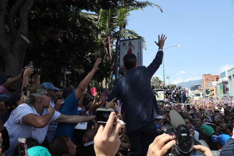 Juan Guaidó caminó entre la gente antes de subir a la tarima.