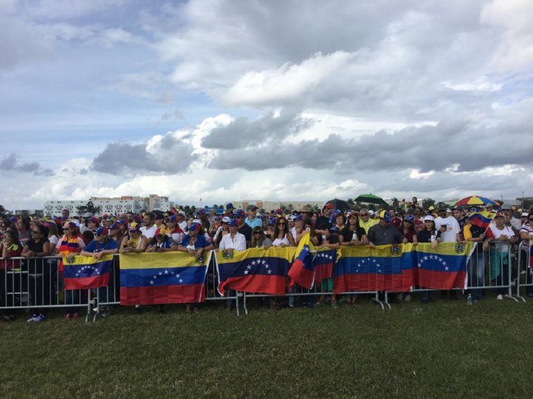 Centenares de venezolanos se dieron cita en el Central Park de la ciudad de Doral para manifestar sy apoyo a Juan Guaidó.