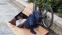 Los indigentes crónicos se pueden sacar de las calles si se les ofrece una opción real de vivienda estable, no sólo un refugio temporal. Los indigentes crónicos se pueden sacar de las calles si se les ofrece una opción real de vivienda estable, no sólo un refugio temporal.