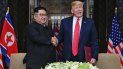 Fotografía de archivo fechada el 12 de junio de 2018, que muestra el presidente Donald J. Trump (d), y el líder de Corea del Norte, Kim Jong-un (i), mientras se dan la mano tras firmar el documento durante su histórica cumbre RPDC-EEUU, en el Hotel Capella, en la isla Sentosa, (Singapur) Fotografía de archivo fechada el 12 de junio de 2018, que muestra el presidente Donald J. Trump (d), y el líder de Corea del Norte, Kim Jong-un (i), mientras se dan la mano tras firmar el documento durante su histórica cumbre RPDC-EEUU, en el Hotel Capella, en la isla Sentosa, (Singapur)