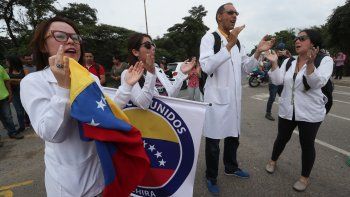 Más de 30 médicos venezolanos llegaron este domingo al lado colombiano del puente internacional de Tienditas, donde se manifestaron para pedir que se permita el paso de la ayuda humanitaria a su país y así poder salvar muchas vidas que dependen de la asistencia.