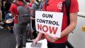 Uno de los estudiantes de la escuela secundaria Marjory Stoneman Douglas, en Parkland, sostiene un cartel que exige control de armas. Uno de los estudiantes de la escuela secundaria Marjory Stoneman Douglas, en Parkland, sostiene un cartel que exige control de armas.