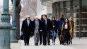 Los abogados defensores de Joaquín El Chapo Guzmán, Ángel Eduardo Balarezo (i), William Purpura (2-i) y Jeffrey Lichtman (3-i), y su esposa, Emma Coronel Aispuro, (4-d) salen de la Corte Federal en Brooklyn, Nueva York, tras otro día de deliberaciones del jurado. Los abogados defensores de Joaquín El Chapo Guzmán, Ángel Eduardo Balarezo (i), William Purpura (2-i) y Jeffrey Lichtman (3-i), y su esposa, Emma Coronel Aispuro, (4-d) salen de la Corte Federal en Brooklyn, Nueva York, tras otro día de deliberaciones del jurado.