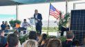 El alcalde de Miami-Dade, Carlos Giménez, intervino en el lanzamiento de la planta solar de FPL cerca de Homestead, en el sur del condado. A su izquierda, el presidente de FPL, Eric Silagy. El alcalde de Miami-Dade, Carlos Giménez, intervino en el lanzamiento de la planta solar de FPL cerca de Homestead, en el sur del condado. A su izquierda, el presidente de FPL, Eric Silagy.