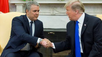 El presidente estadounidense, Donald Trump (d), estrecha la mano del presidente de Colombia, Iván Duque (i), este miércoles en el despacho Oval de la Casa Blanca, en Washington (Estados Unidos). 