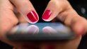 Una mujer utilizando un smartphone. Una mujer utilizando un smartphone.
