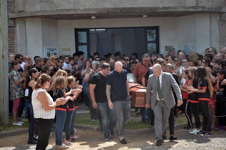 Familiares y amigos llevan los restos del fallecido futbolista argentino Emiliano Sala durante su funeral en Progreso, su pueblo natal. 