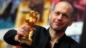 El cineasta israelí Nadav Lapid muestra el Oso de Oro que recibió en la Berlinale por su filme Synonimes. El cineasta israelí Nadav Lapid muestra el Oso de Oro que recibió en la Berlinale por su filme Synonimes.