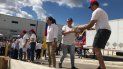 Una cadena humana hace llegar los insumos a los espacios de selección, clasificación y almacenamiento de los productos. Una cadena humana hace llegar los insumos a los espacios de selección, clasificación y almacenamiento de los productos.