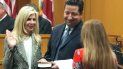 Jueza Bronwyn C. Miller, acompañada de su esposo Mury Udell, toma juramento ante la jueza jubilada Leslie B. Rothenberg. Jueza Bronwyn C. Miller, acompañada de su esposo Mury Udell, toma juramento ante la jueza jubilada Leslie B. Rothenberg.