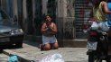 Una mujer se arrodilla con miedo en medio de un operativo policial que resultó en un tiroteo, en Río de Janeiro (Brasil) Una mujer se arrodilla con miedo en medio de un operativo policial que resultó en un tiroteo, en Río de Janeiro (Brasil)