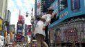 Fotografía de archivo de una estatua que reproduce el famoso beso entre un marinero y una enfermera al término de la II Guerra Mundial en Times Square, Nueva York. Fotografía de archivo de una estatua que reproduce el famoso beso entre un marinero y una enfermera al término de la II Guerra Mundial en Times Square, Nueva York.
