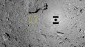 Fotografía tomada por la sonda japonesa Hayabusa2 a 42 kilómetros de la superficie del asteroide Ryugu en octubre de 2018. Fotografía tomada por la sonda japonesa Hayabusa2 a 42 kilómetros de la superficie del asteroide Ryugu en octubre de 2018.
