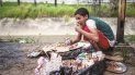 Un nño come de la basura en la ciudad de Caracas, Venezuela. Un nño come de la basura en la ciudad de Caracas, Venezuela.