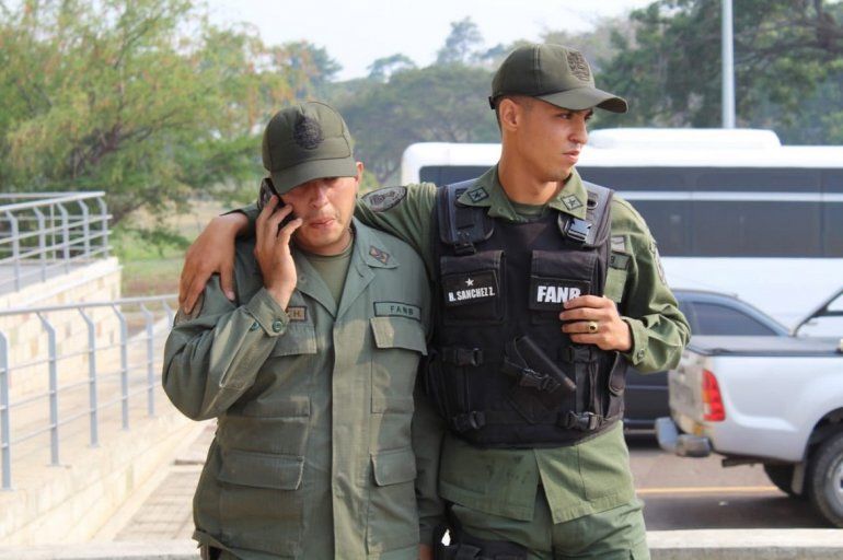 Foto facilitada por MigraciÃ³n Colombia que muestra aÂ dos miembros de la Guardia Nacional Bolivariana (GNB) que desertaron
