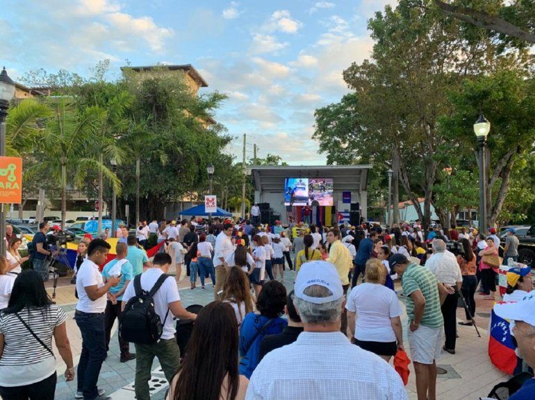 El Parque del Dominó, en Miami, se llenó de personas de diferentes nacionalidades en apoyo a la voluntad del pueblo de Venezuela de acabar con el régimen de Nicolás Maduro.