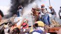 Voluntarios rescatan las cajas con la ayuda humanitaria que fue quemada por grupos irregulares a disposición del régimen de Nicolás Maduro. Voluntarios rescatan las cajas con la ayuda humanitaria que fue quemada por grupos irregulares a disposición del régimen de Nicolás Maduro.