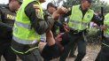 Miembros de la Policía de Colombia trasladan a un joven herido en los enfrentamientos con la PNB y los grupos paramilitares que actúan con la autorización del régimen. Miembros de la Policía de Colombia trasladan a un joven herido en los enfrentamientos con la PNB y los grupos paramilitares que actúan con la autorización del régimen.