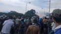 Los venezolanos que se encontraban del lado colombiano de la frontera en Ureña fueron atacados con gases lacrimógenos. Los venezolanos que se encontraban del lado colombiano de la frontera en Ureña fueron atacados con gases lacrimógenos.