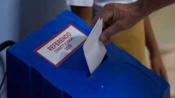 Un hombre vota este domingo en el referendo sobre la nueva Constitución, en La Habana.