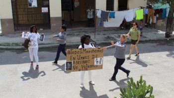 Fotografía publicada en Twitter por el opositor cubano Angel Juan Moya sobre la detención de Berta Soler, líder de las Damas de Blanco en Cuba.